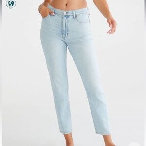 Aeropostale women’s size 0 mom jeans. Light wash